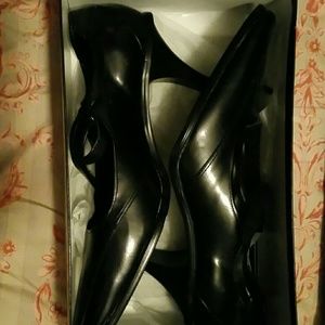 Black pumps